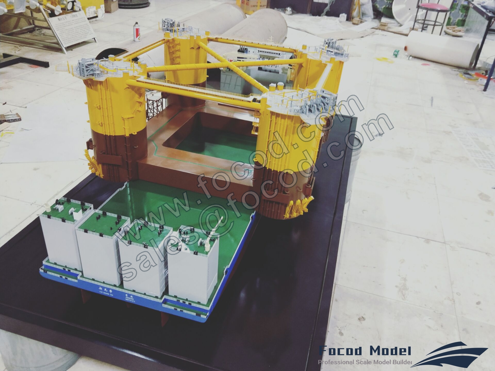 custom made model of Xin Guang Hua semi-submersible heavy lift vessel with cargo